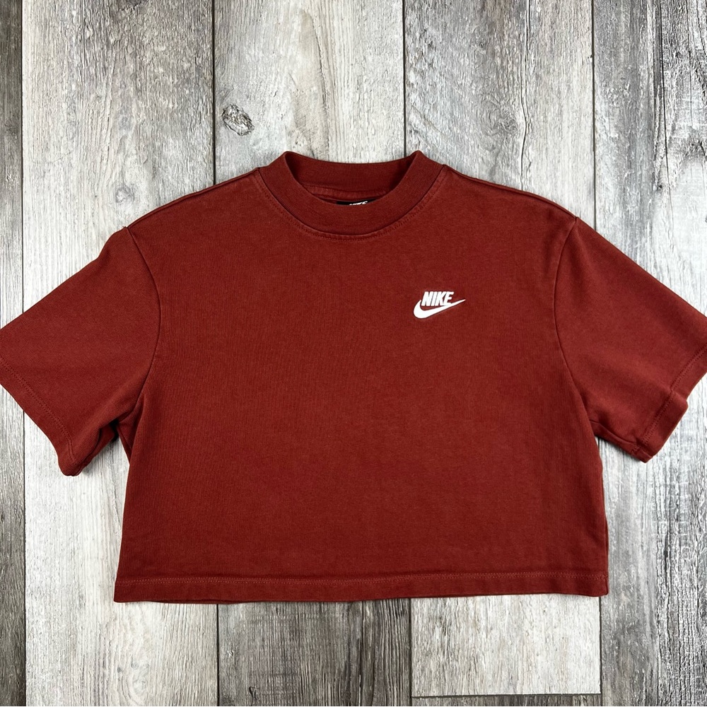 Nike Women's T Shirt Cropped Short Sleeve Boxy Size XS Loose Fit Burgundy Red